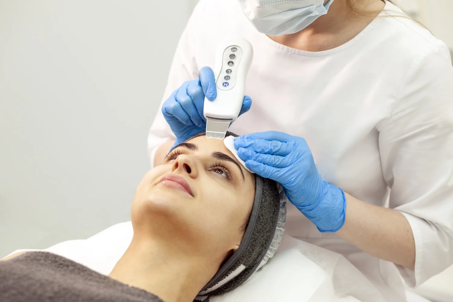 medical dermatology woman young-girl-receives-facial-cleansing-procedures-before-jetpeel