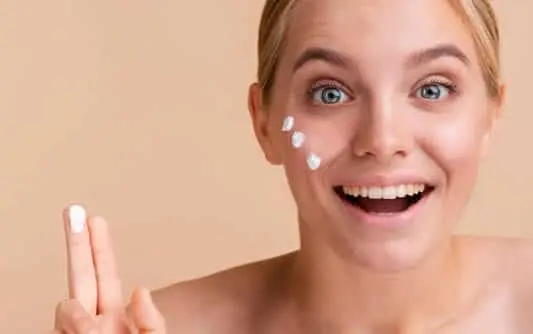 Close-up-woman-with-face-cream-being-surprised